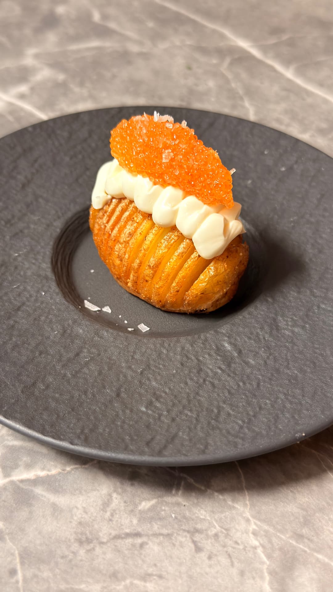 Hasselbackspotatis med smetana och löjrom