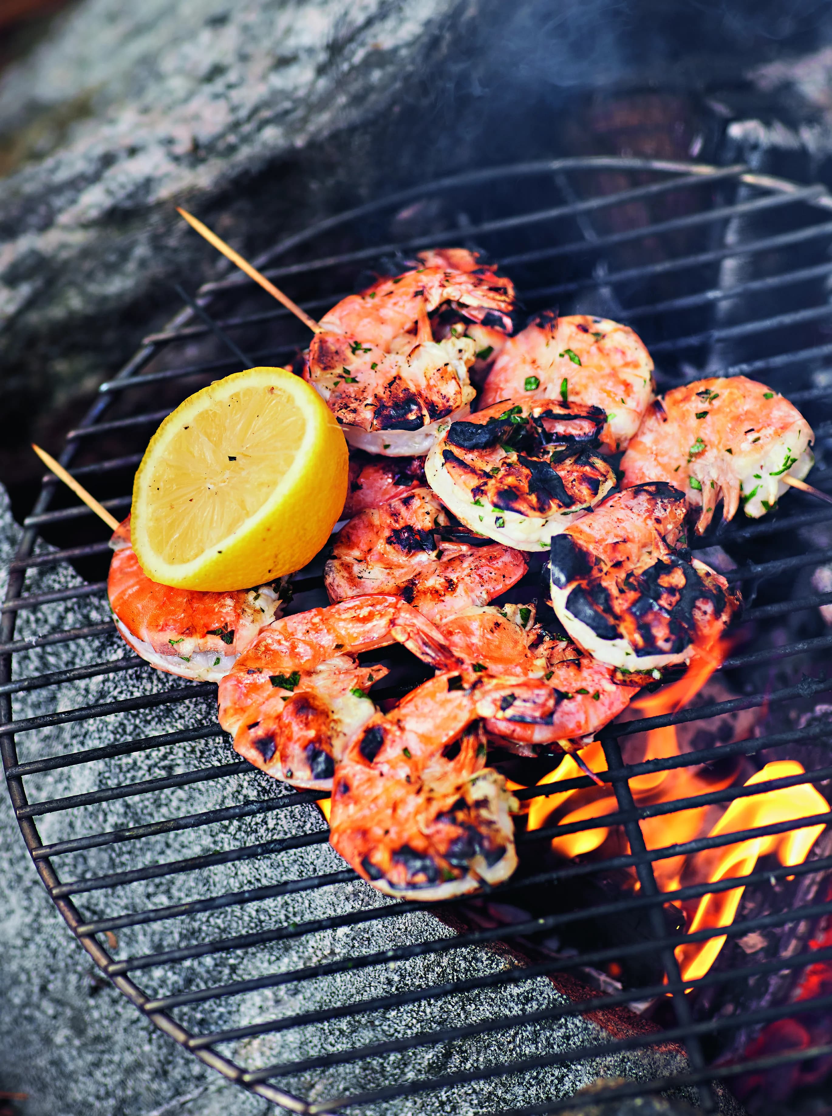 Stora räkor på grillspett med het sås