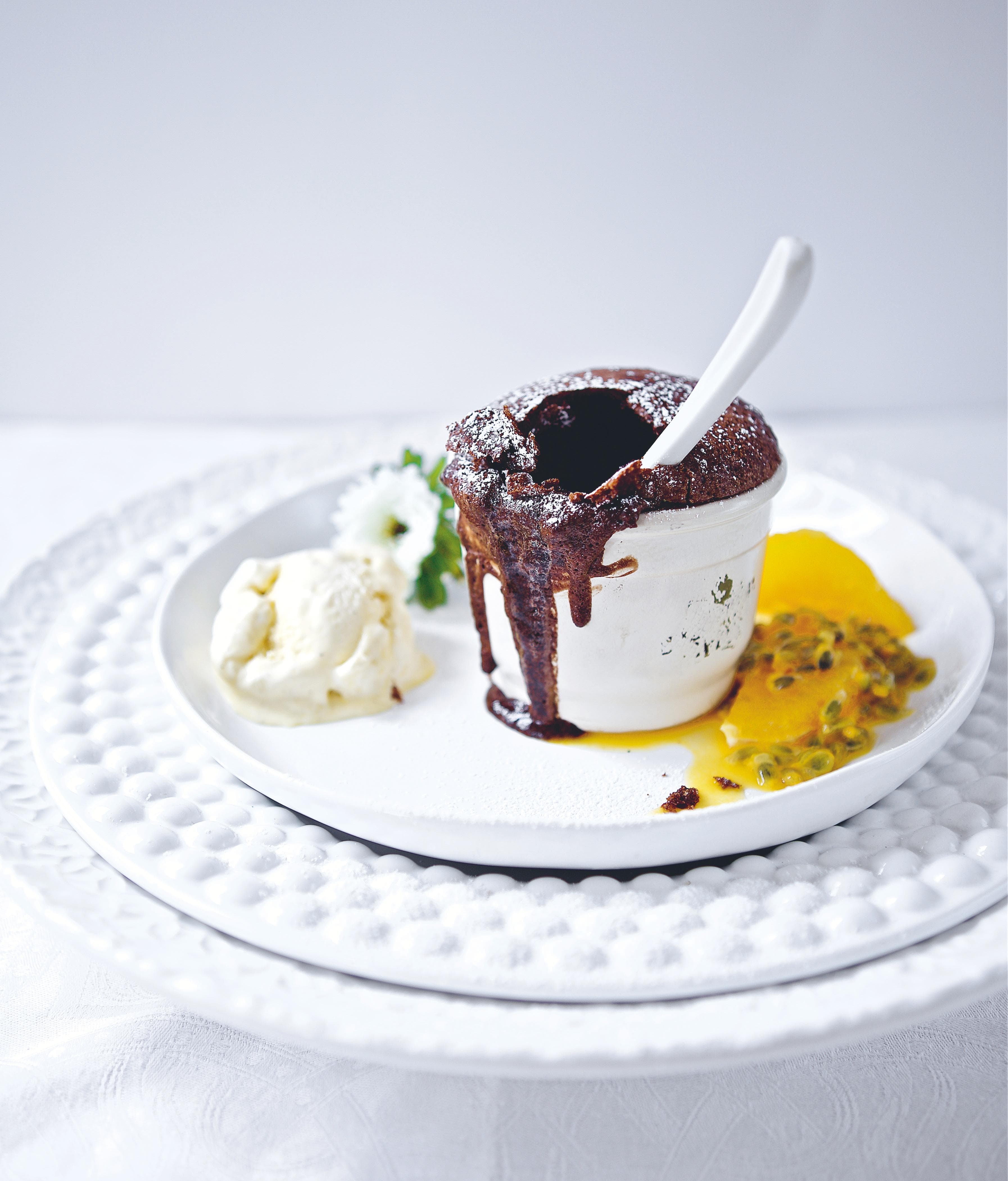 Chokladfondant med apelsin- och passionsfruktsallad