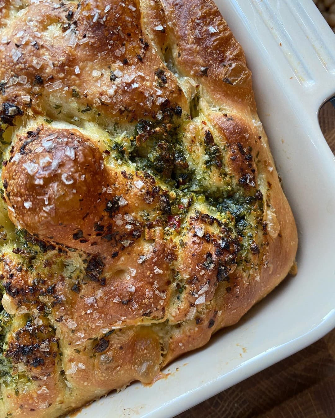 Nattjäst focaccia med basilika chimichurri