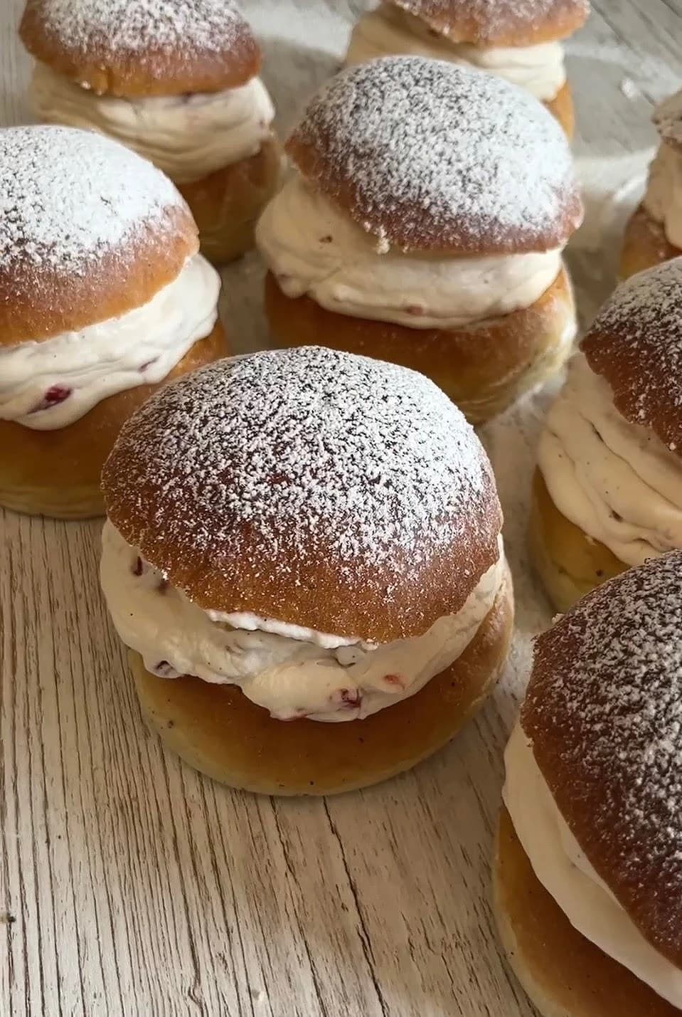 Sommarsemlor med mascarponekräm och jordgubbar