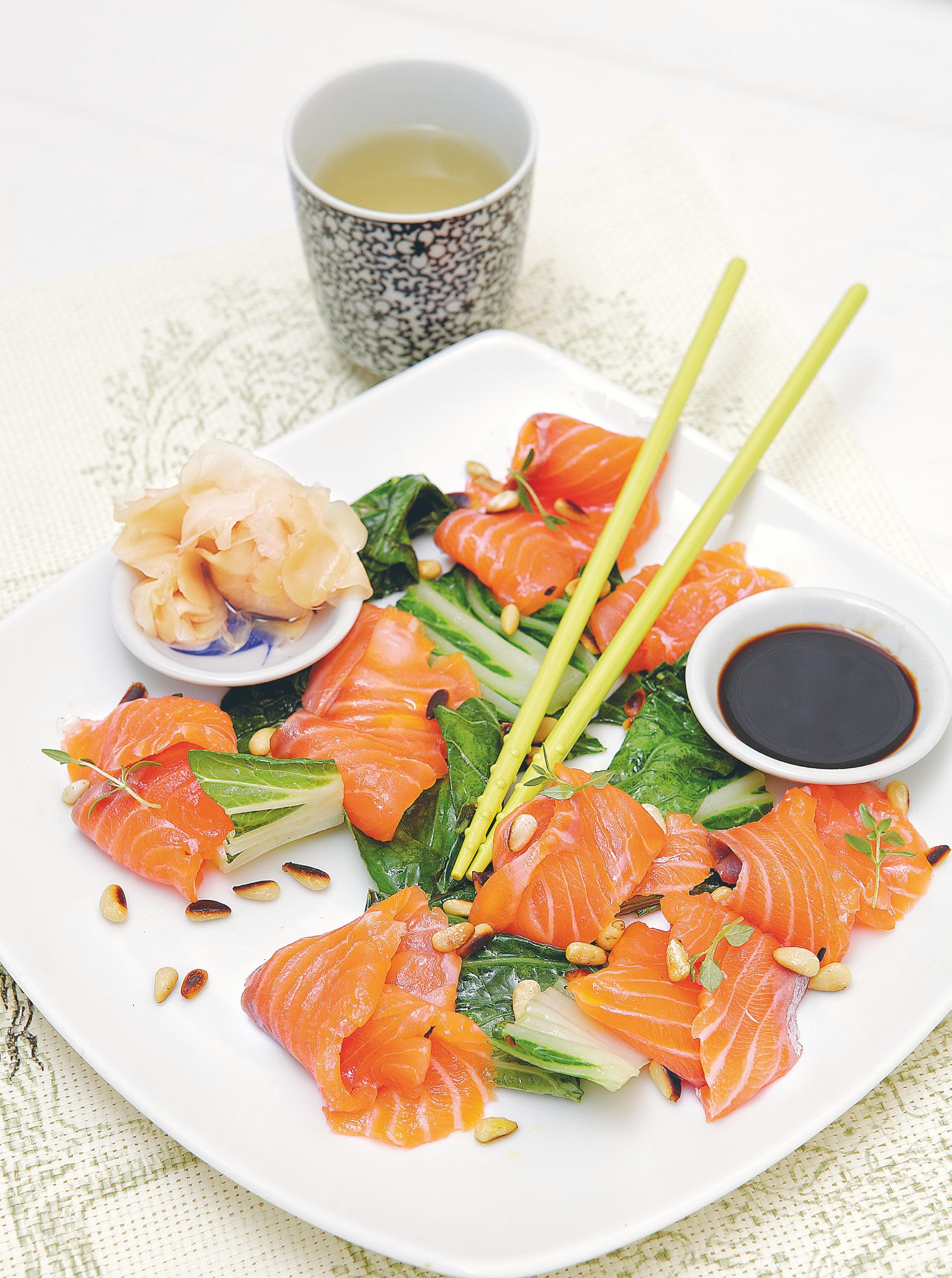 Laxsashimi med pak choi och pinjenötter