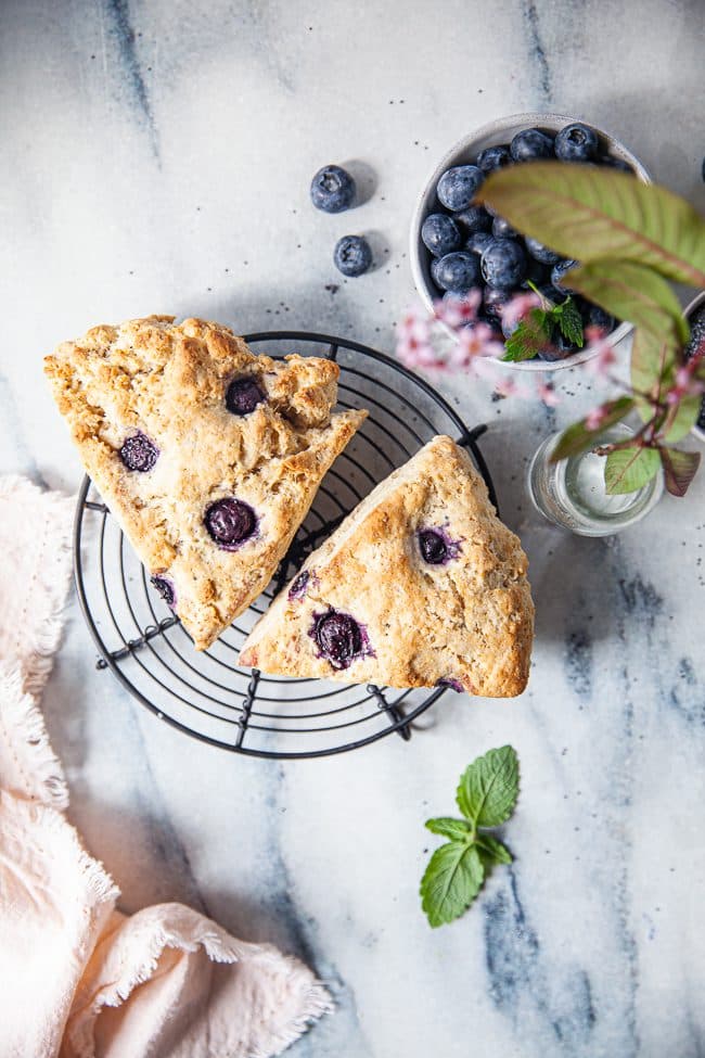 Scones med blåbär, vallmofrön och färskost