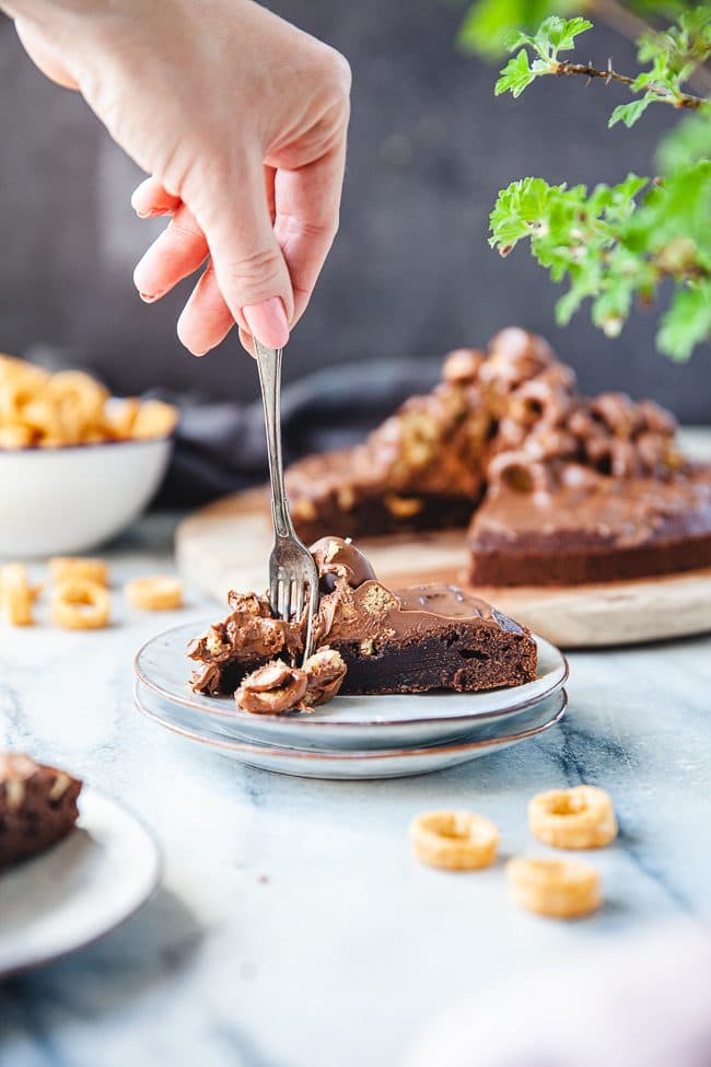 Kladdkaka med jordnötsringar och choklad