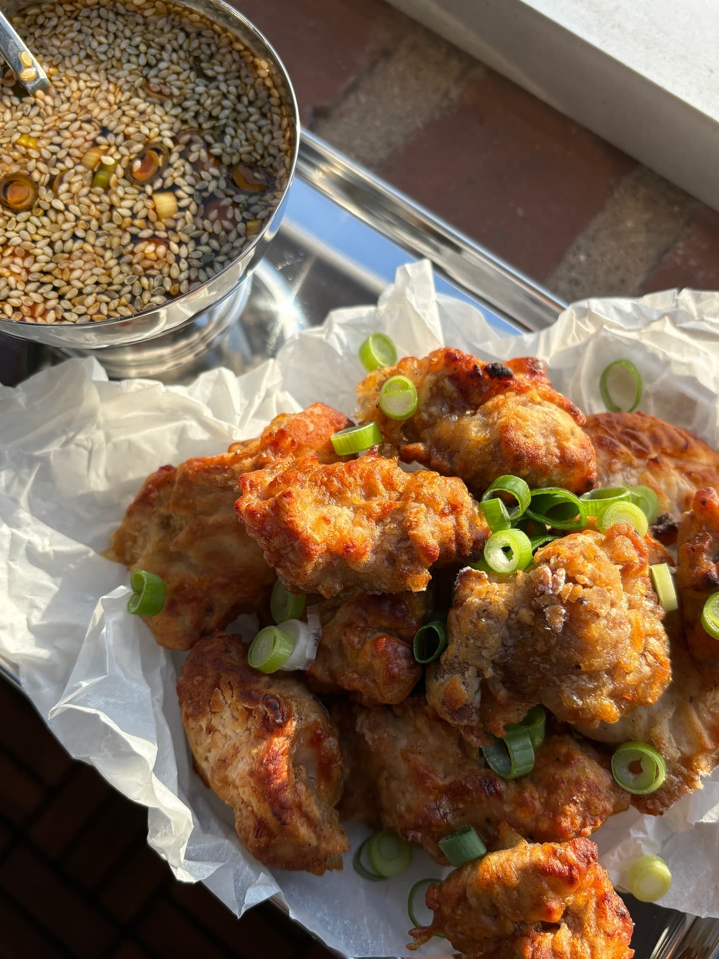 Umami & Ingefära Popcorn Chicken med Söt Soja Dipp