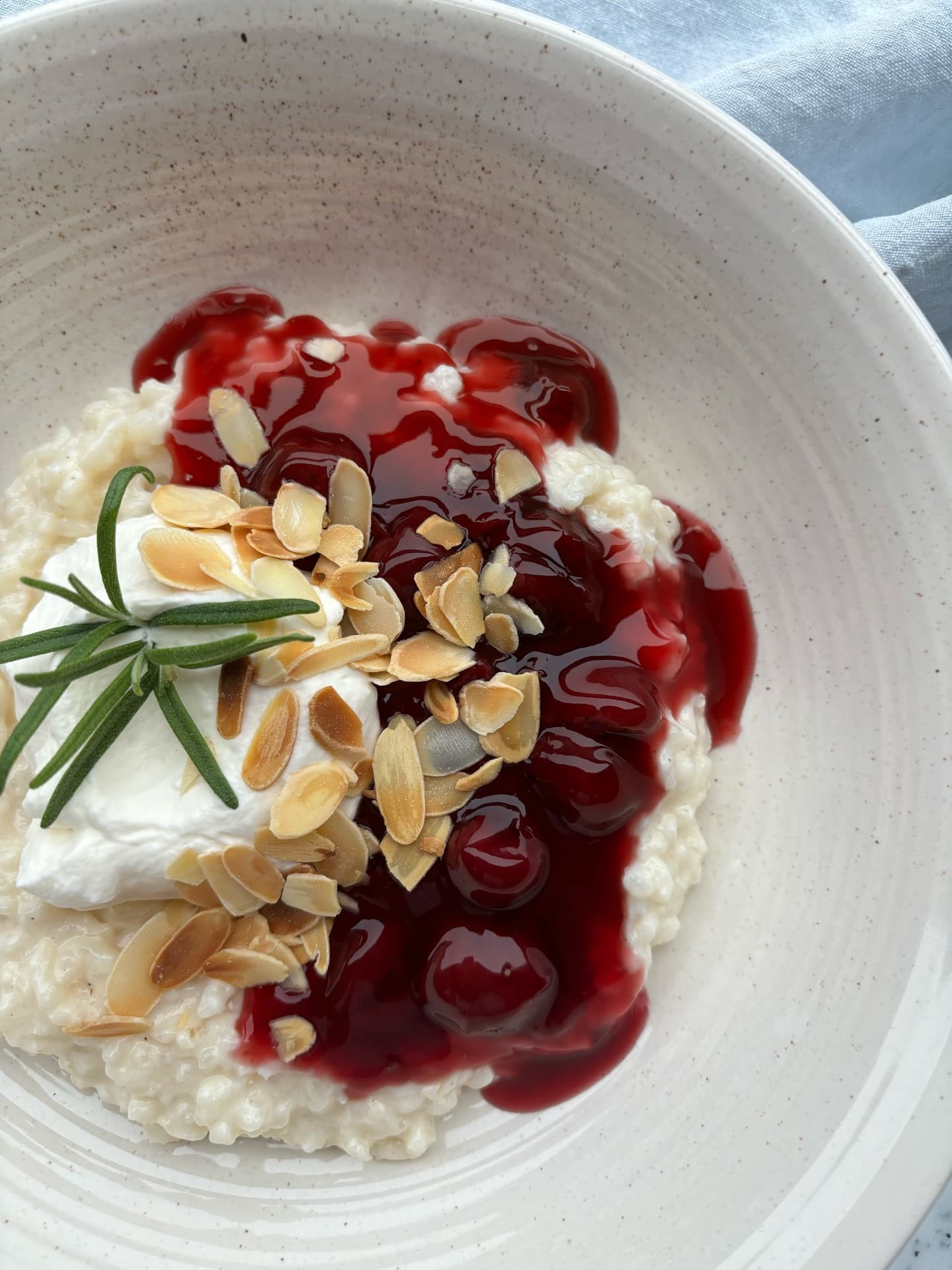 Ugnsbakad risgrynsgröt med körsbärssås & vanilj chantilly