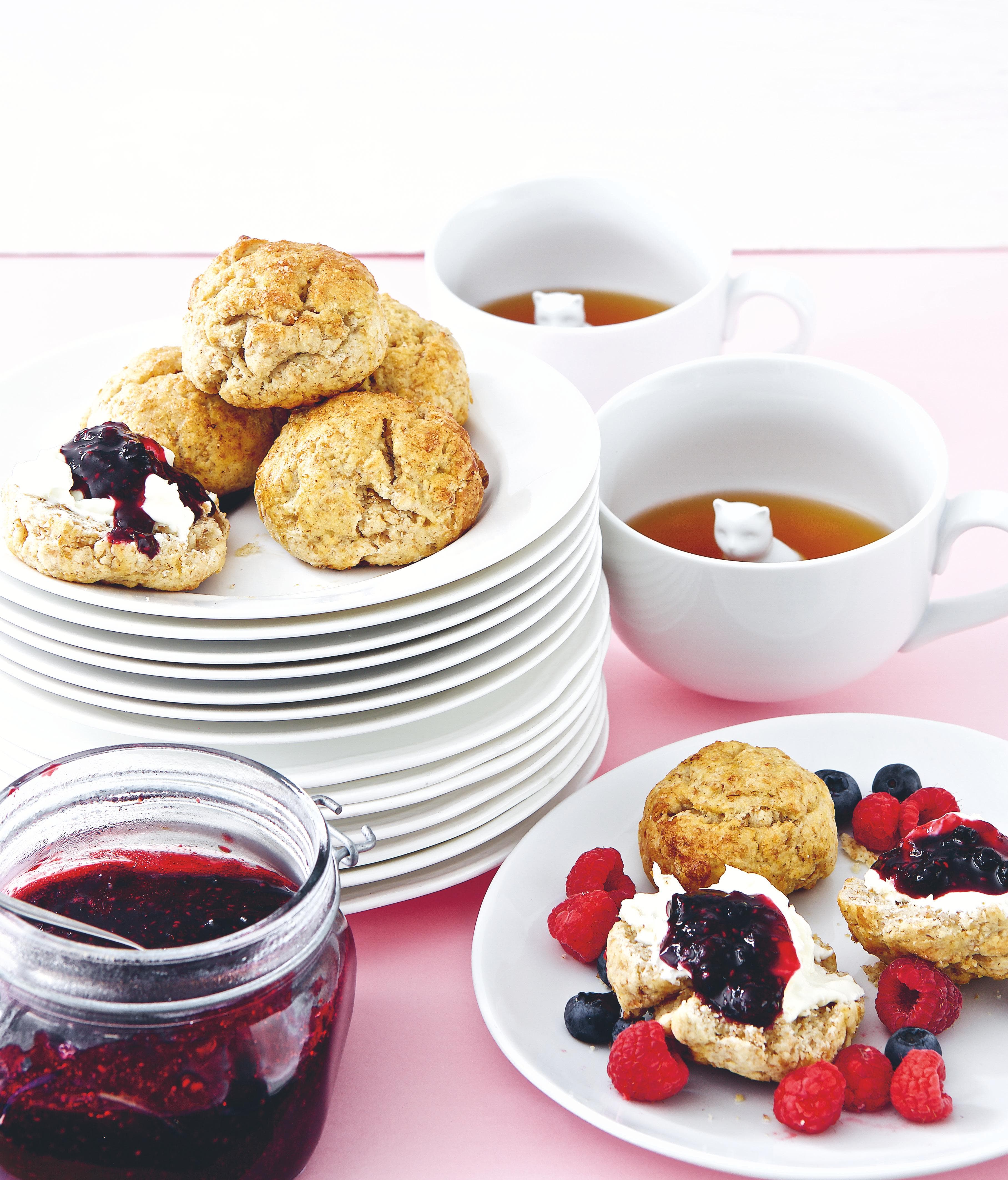 Scones med hallon- och blåbärssylt