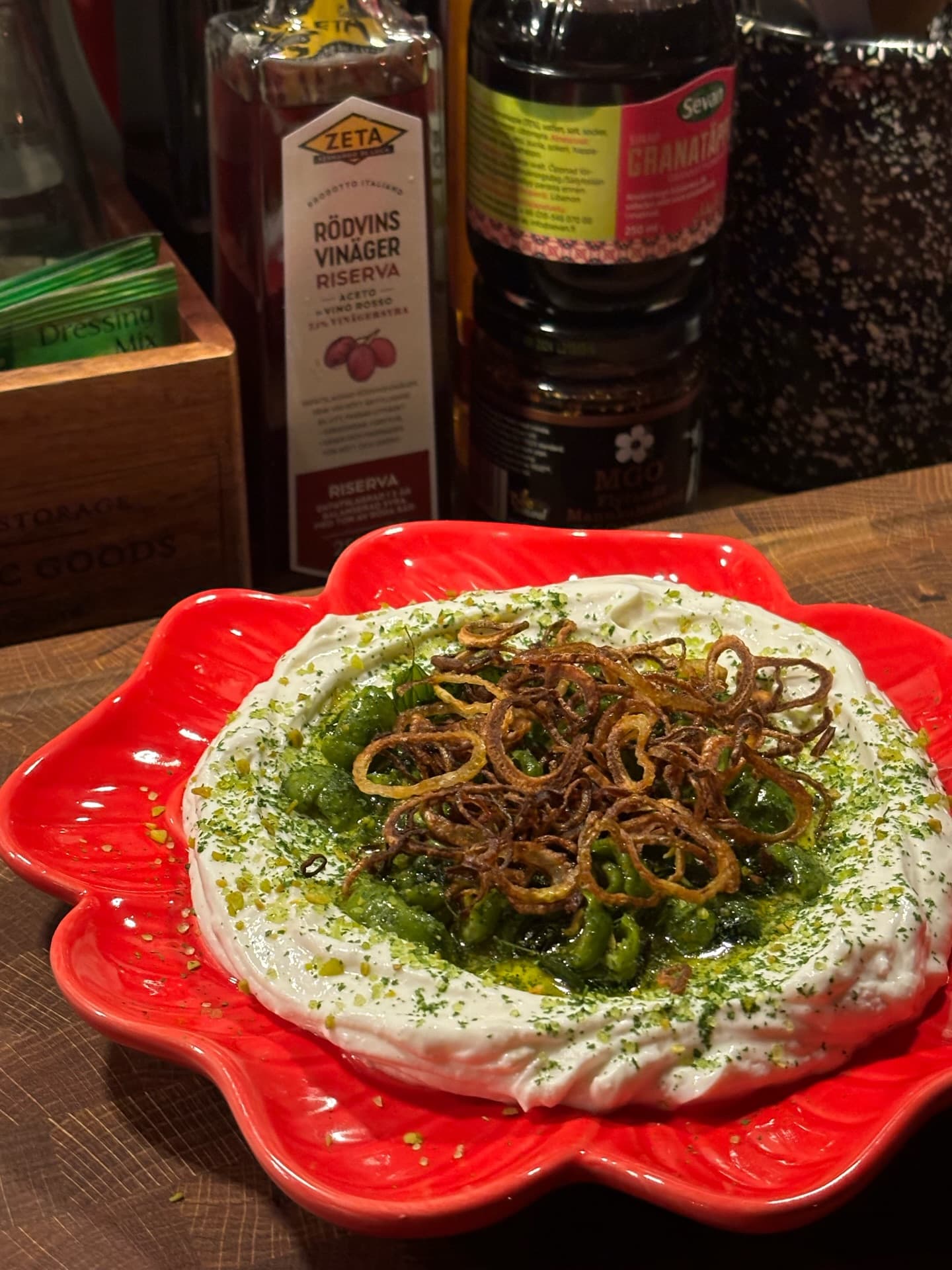 Vispad ricotta med krispig schalottenlök & marinerade oliver