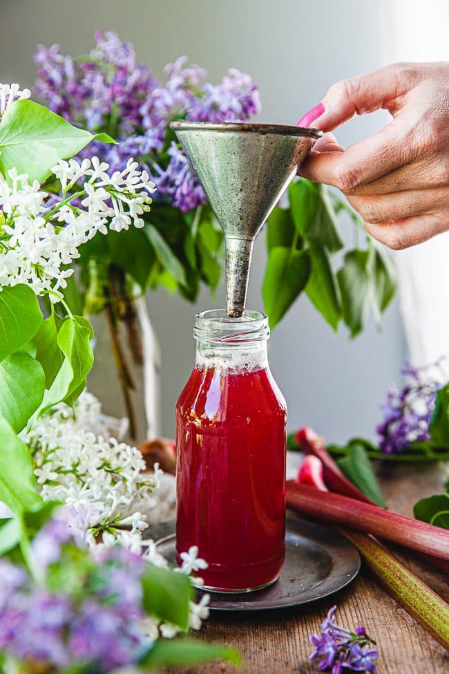 Rabarbersirap till drinkar och desserter