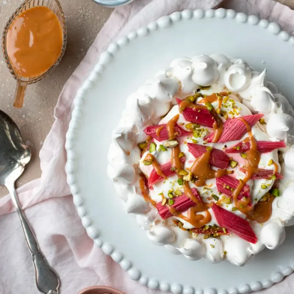 Rabarberpavlova med saltkolasås