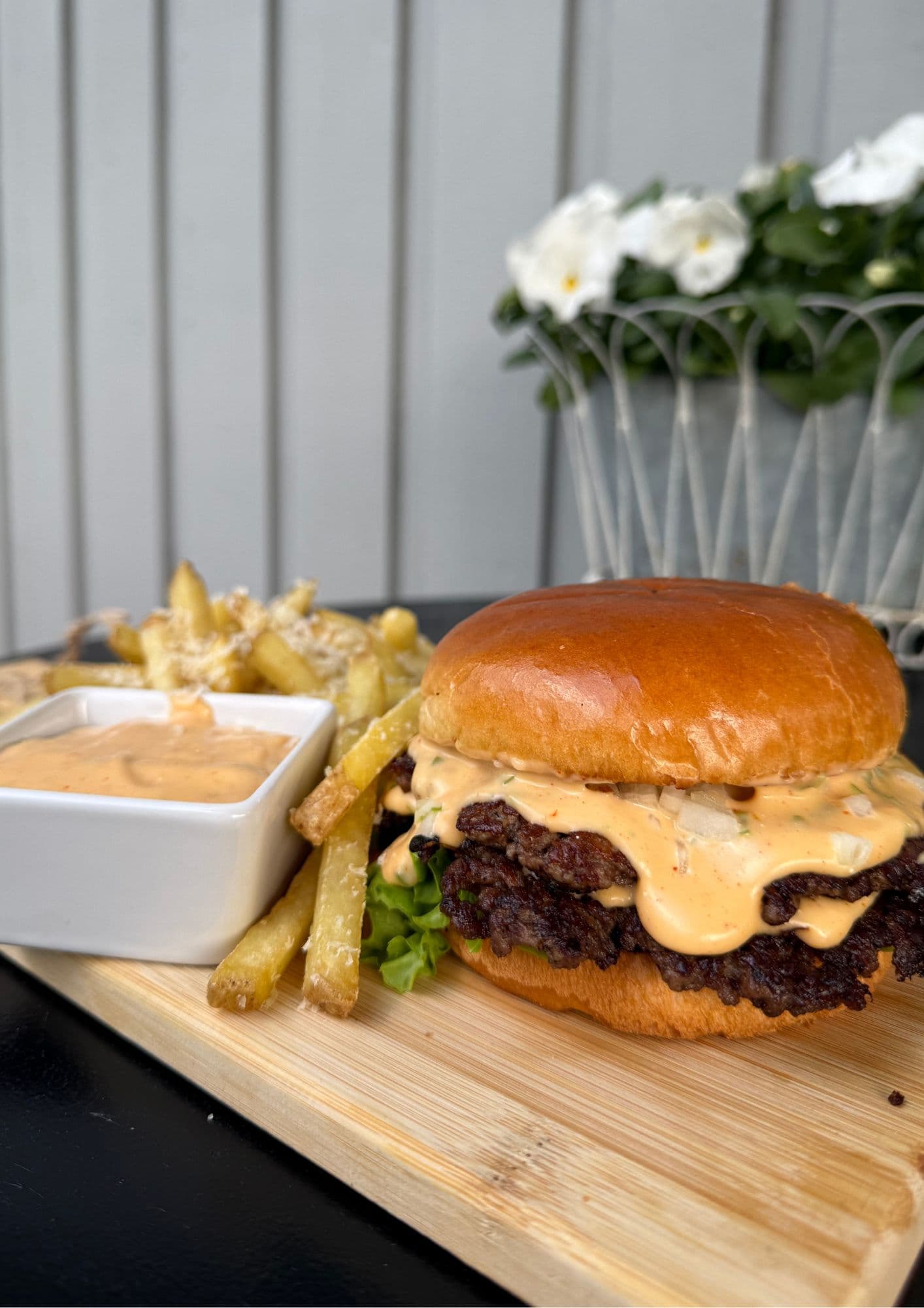 Chili cheese smashburger