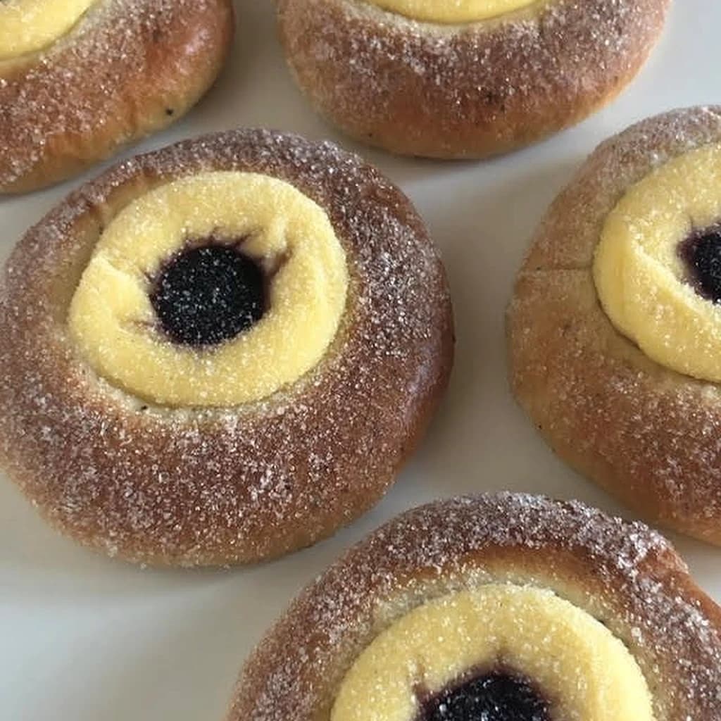 Solbullar med vaniljkräm och blåbärssylt