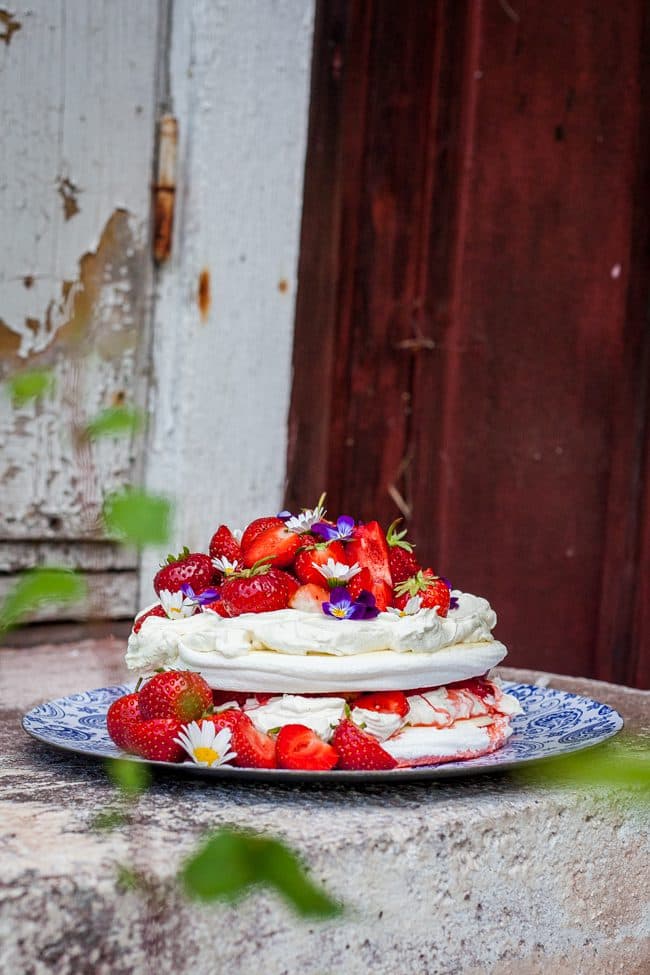 Marängtårta med jordgubbar och mascarponegrädde