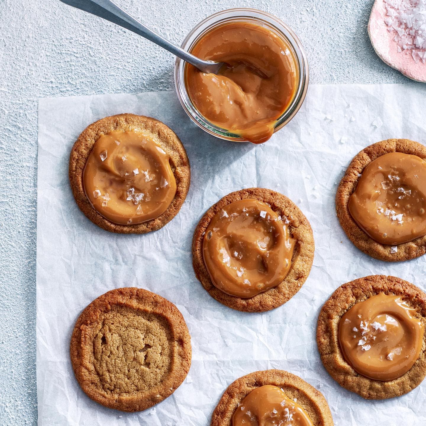 Karamellcookies med salt dulcetopping