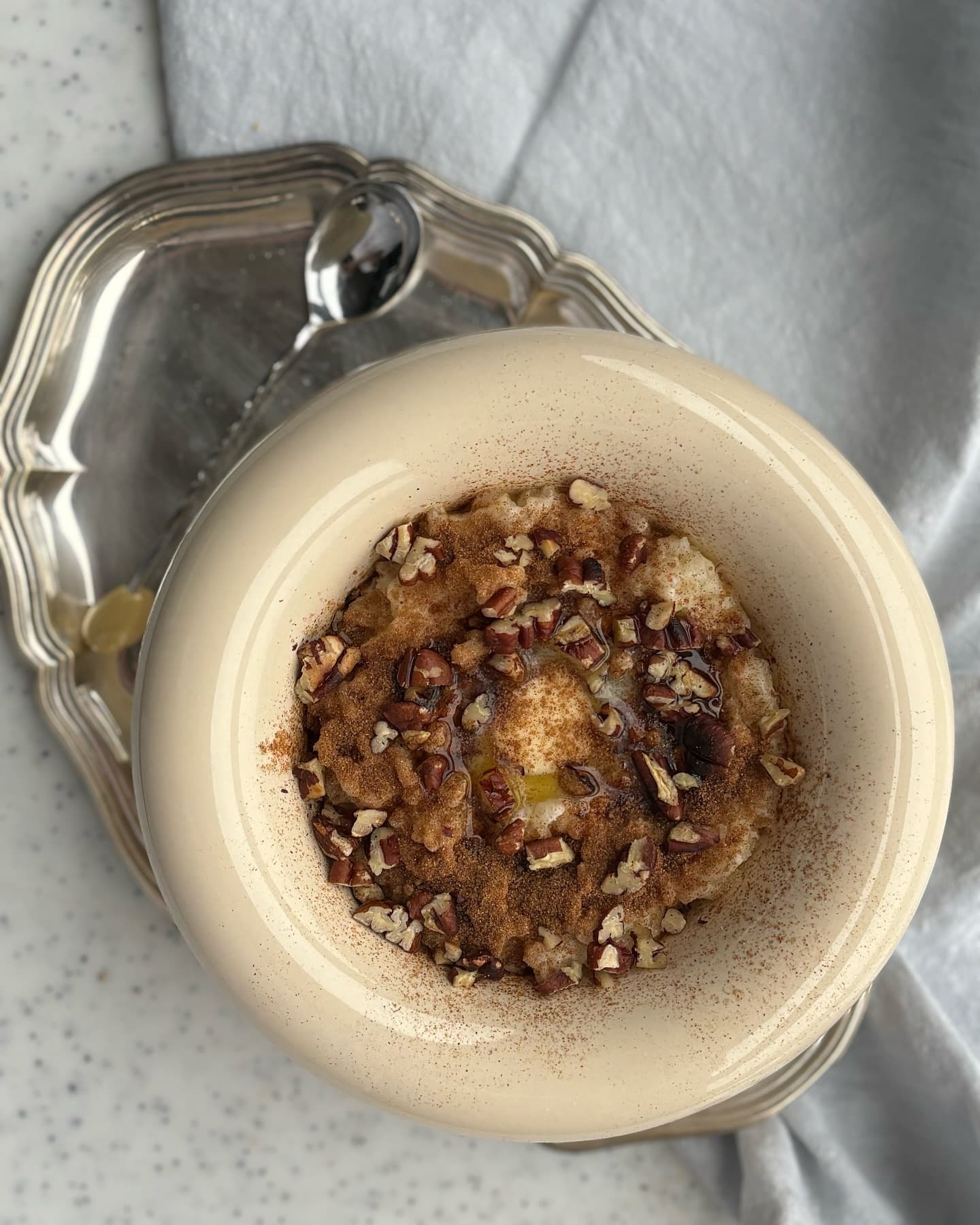 Risgrynsgrôt med kanelsocker, smôr & rostade pecannötter