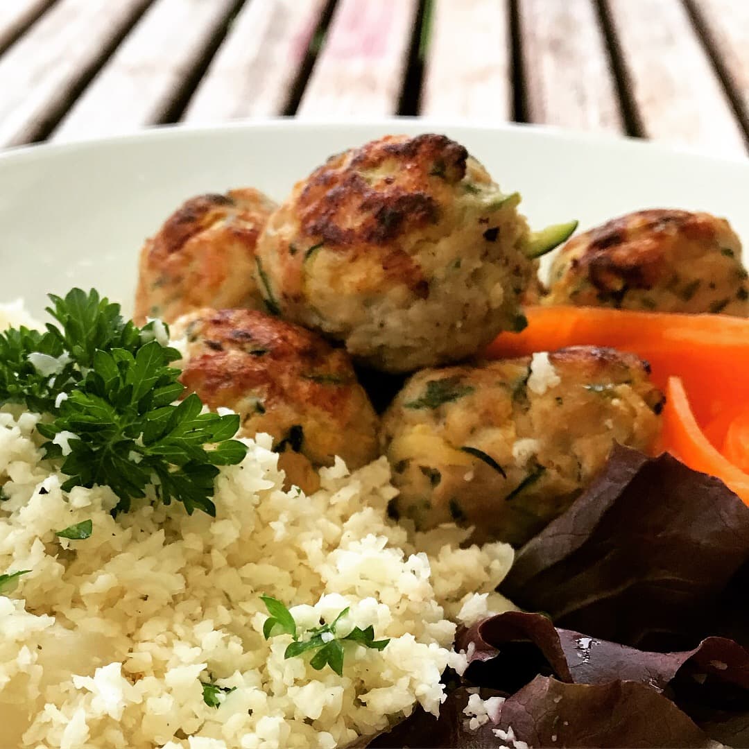 Kycklingbullar med zucchini