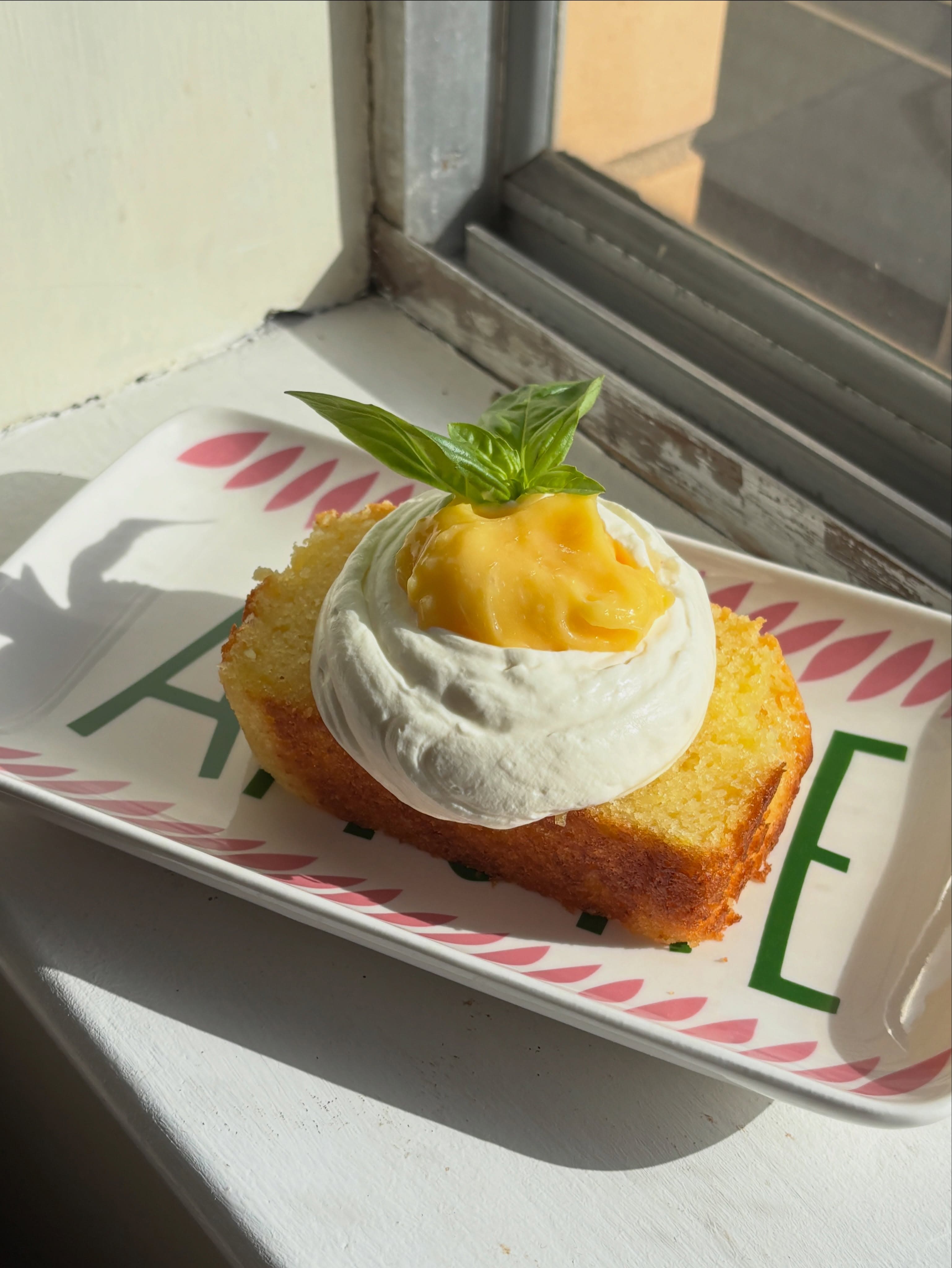 Ricotta Lemon Loaf med Crème Fraiche Whip & Lemon Curd