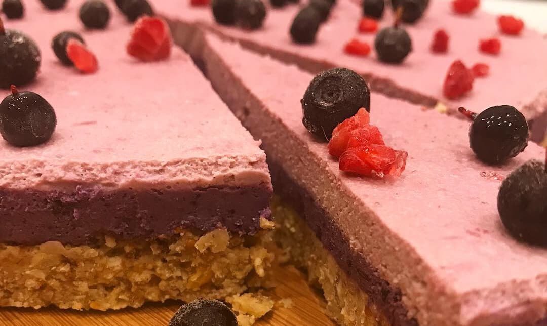 Paleocheesecake med hallon och blåbär