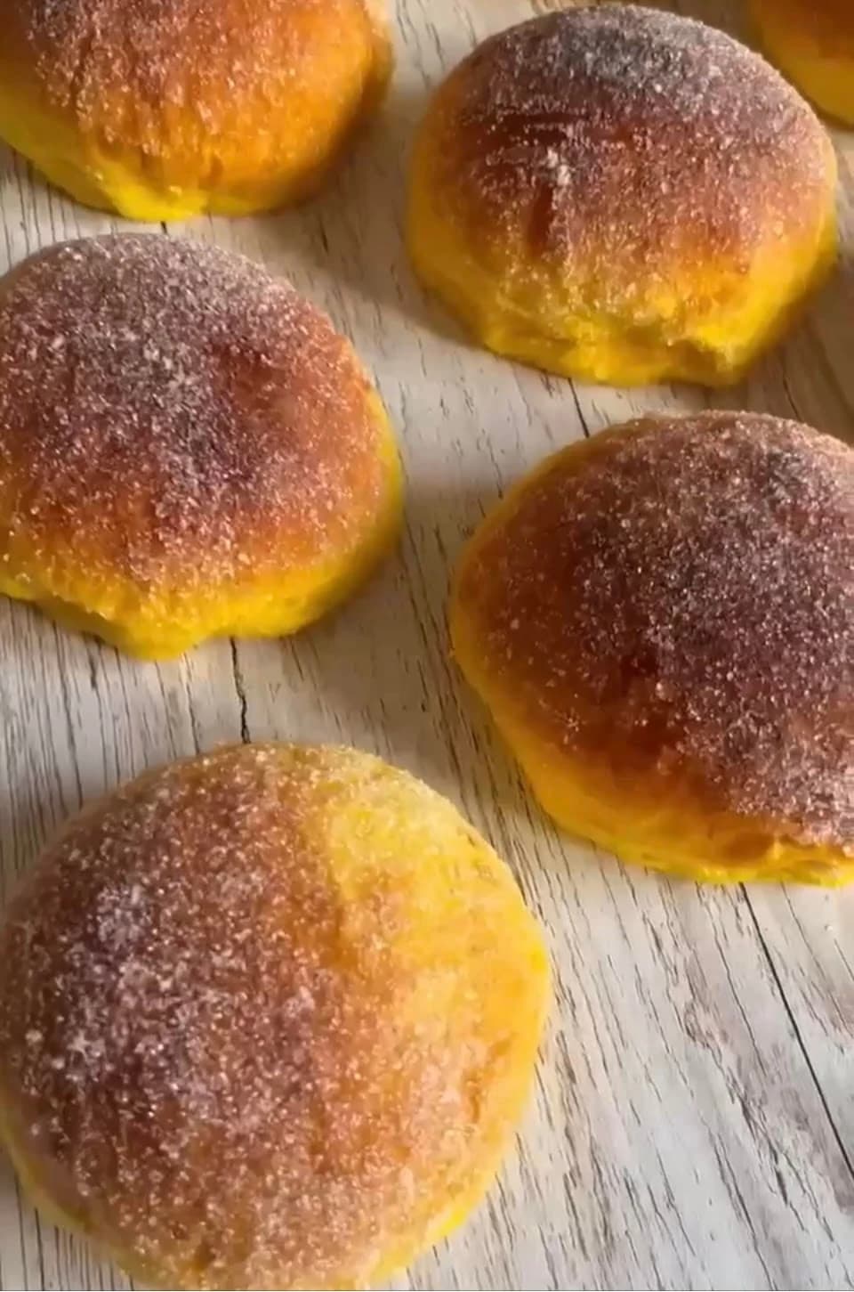 Saffransbullar med brynt smör och socker