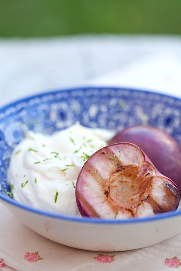 Grillade nektariner med honungsvisp