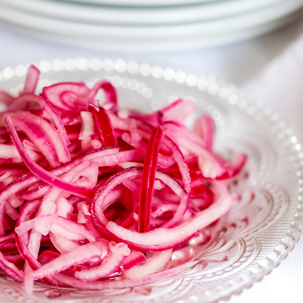 Picklad rödlök by Tareq Taylor