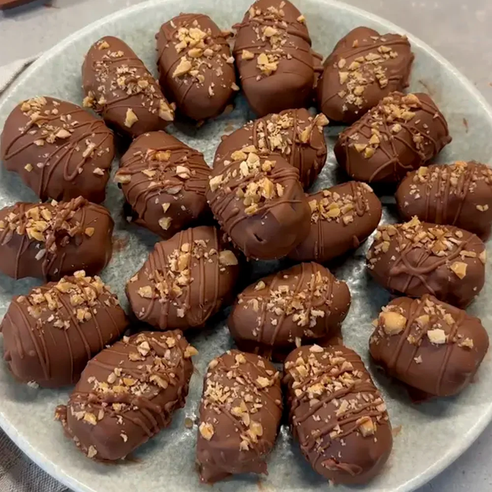 Chokladdoppade dadlar med jordnötssmör by Simona Muntean
