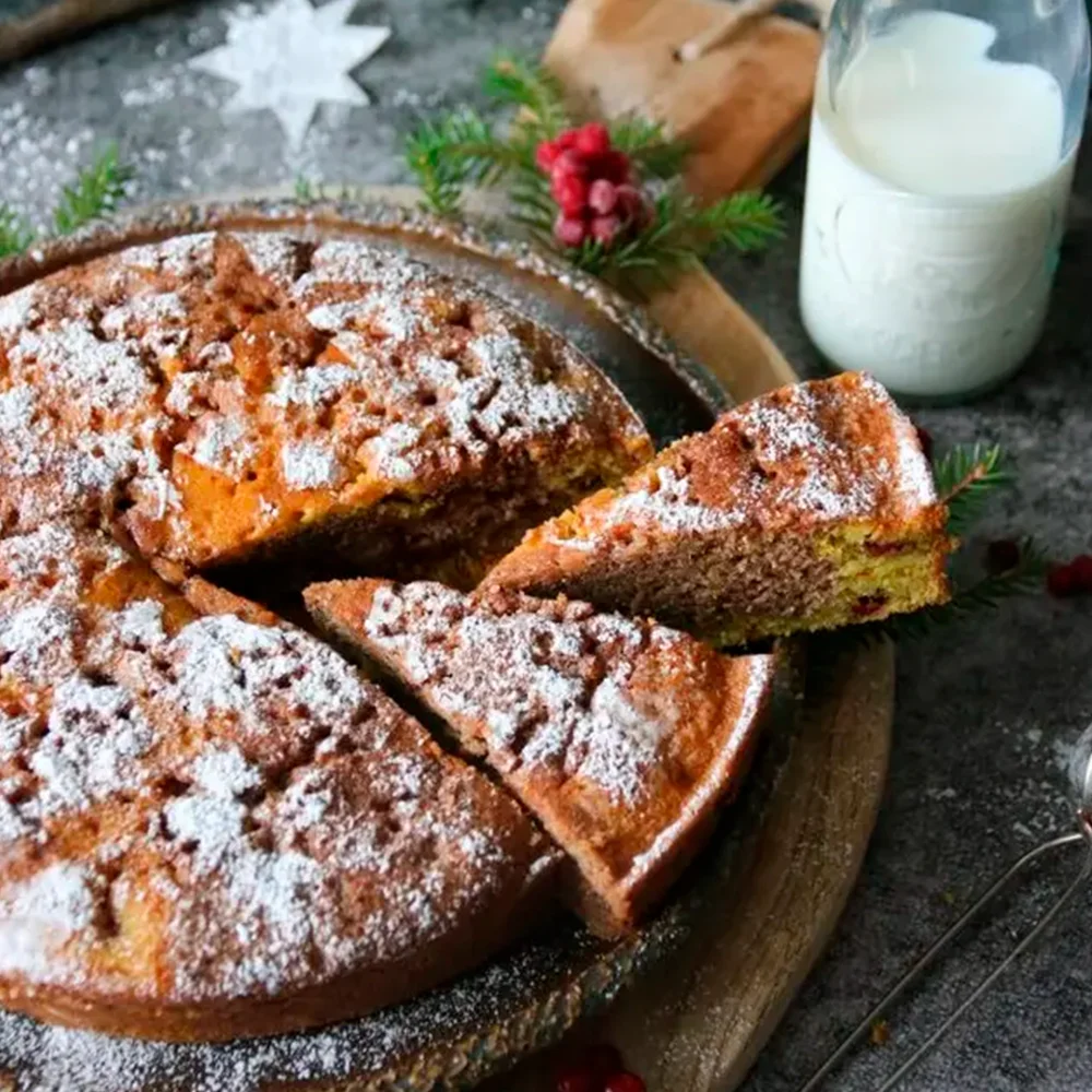 Tomtekaka – saffran och pepparkaka med lingon by Simona Muntean