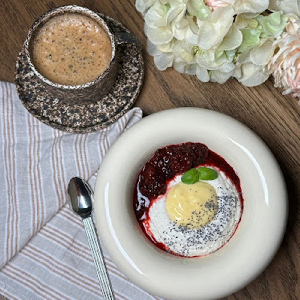 Mannafrutti på grekisk yoghurt med lemoncurd och marinerade björnbär by Sara Öhman Mroczek