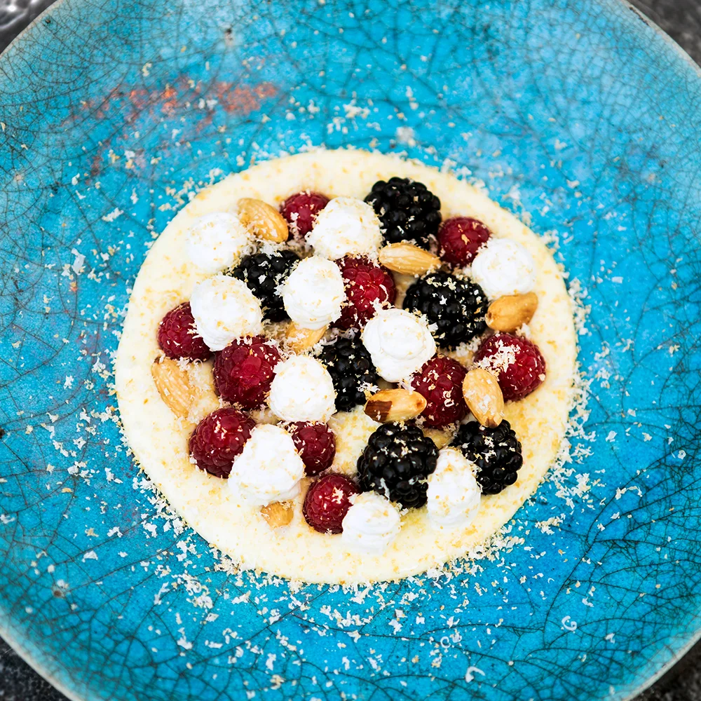 Färska bär med citronkräm, mandel och grädde by Tareq Taylor
