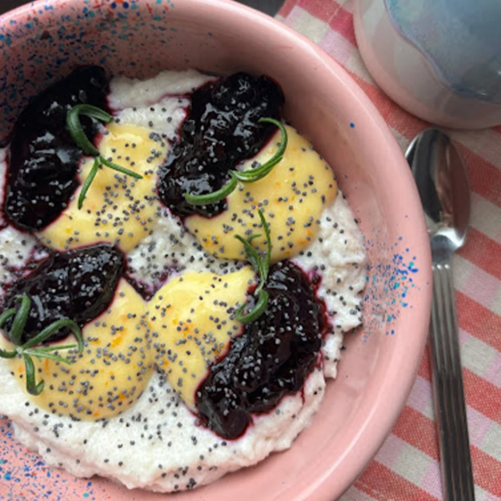 Mannafrutti på grekisk yoghurt med lemon curd och blåbärskompott by Sara Öhman Mroczek