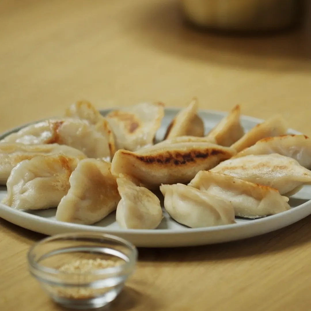 Glutenfria räkdumplings med dippsås och gurksallad by Tareq Taylor