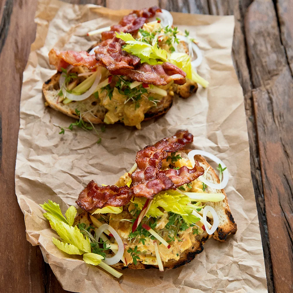 Grillat surdegsbröd med kyckling, bacon, äpple och selleri by Sebastian Mannerström