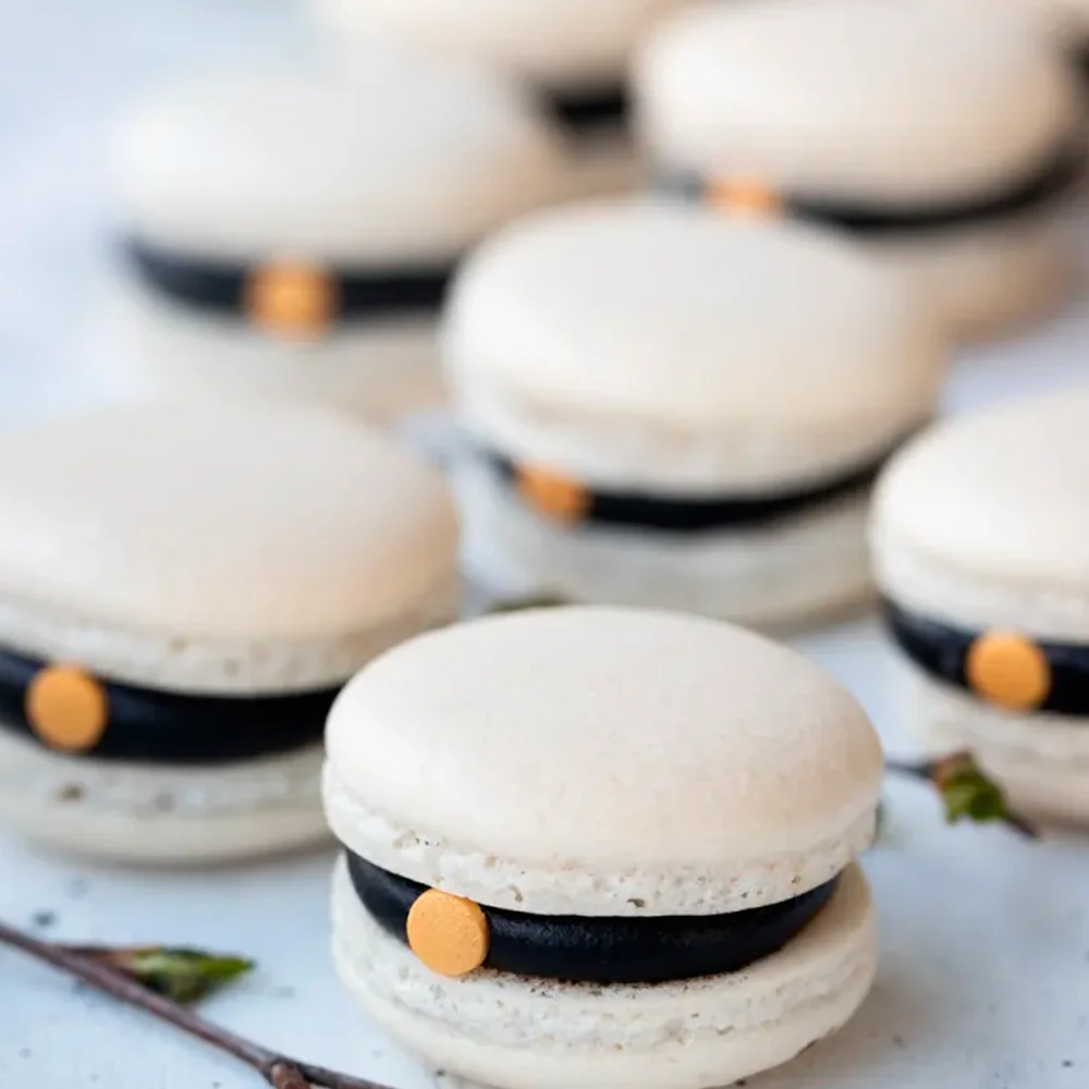 Festliga macarons som ser ut som studentmössor by Emma Brink Rask