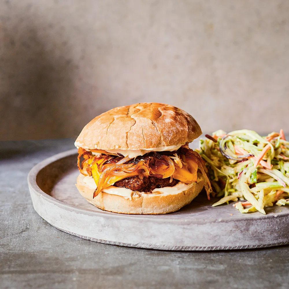 Högrevsburgare Med Karamelliserad Lök by Tareq Taylor