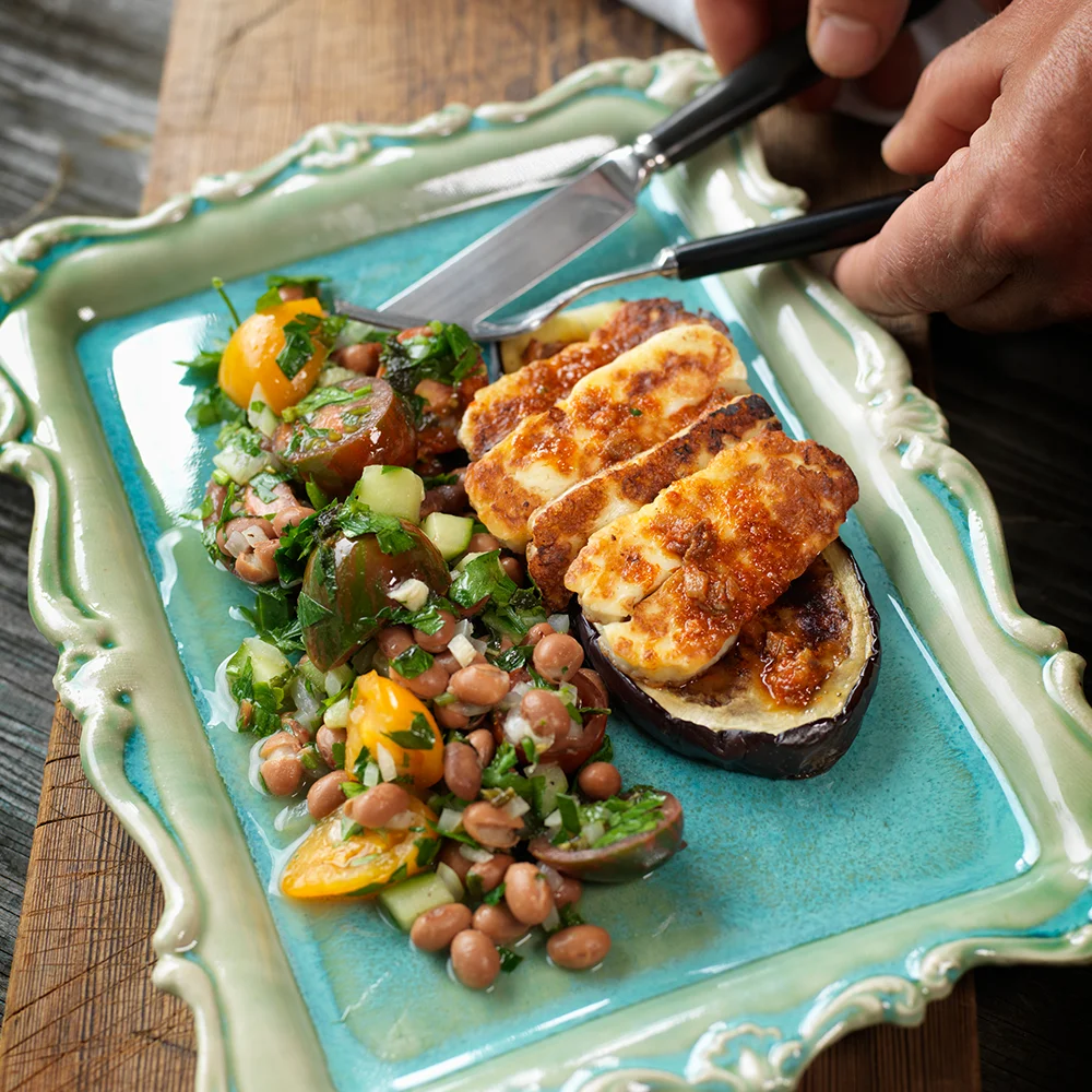 Varm sallad med aubergine, favabönor, tomat och halloumi by Tareq Taylor