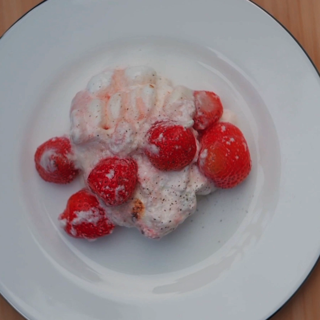 Baked Alaska med flamberade jordgubbar