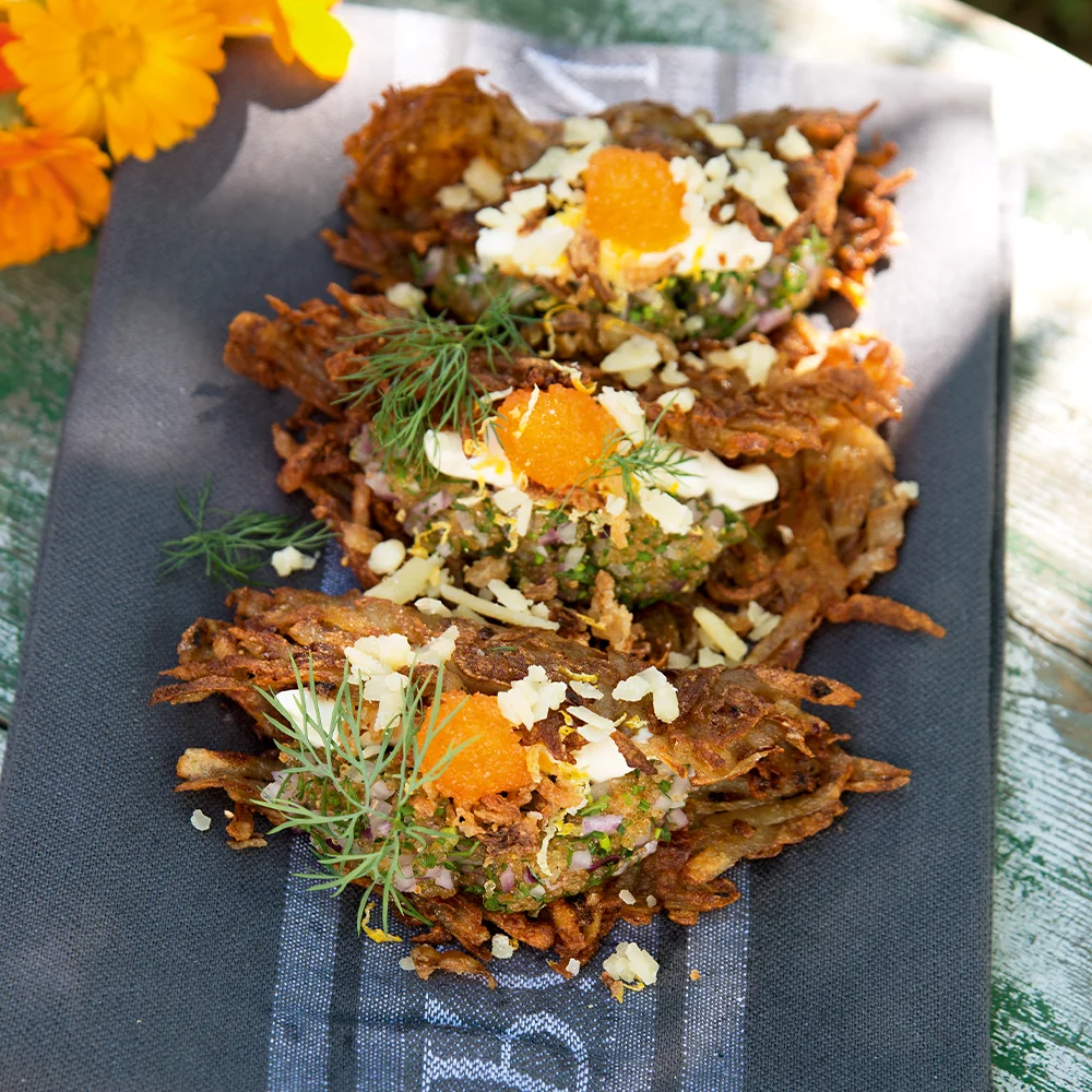 Rårakstacos med löjrom, västerbottensost och gräddfil by Sebastian Mannerström