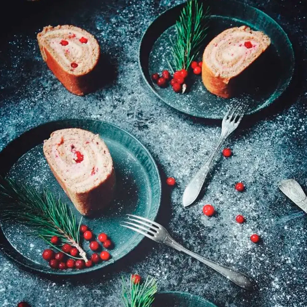 Julig pepparkaksrulltårta med färskostkräm och lingon by Simona Muntean
