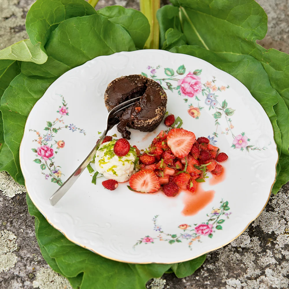 Chokladfondant med limemarinerade jordgubbar