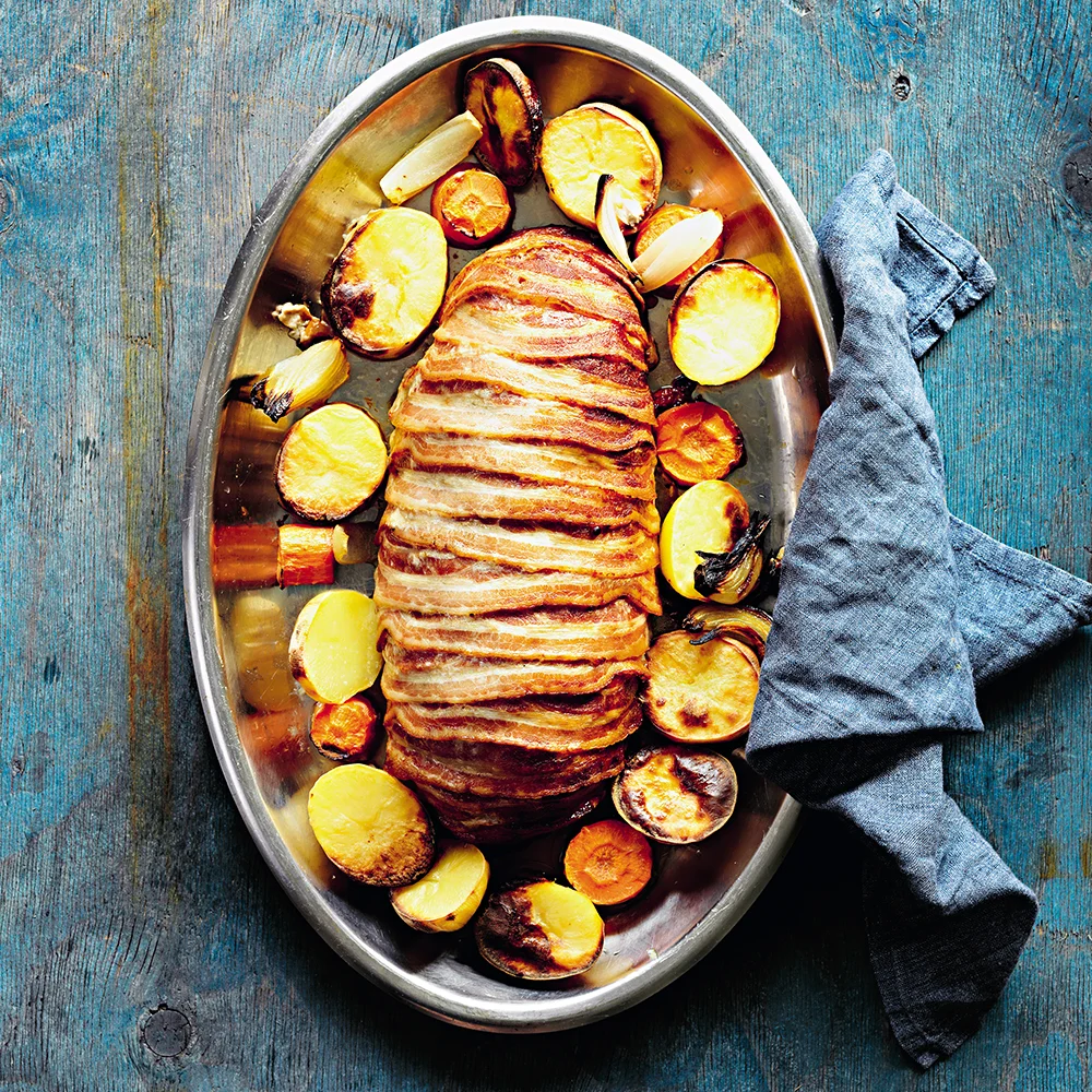 Köttfärslimpa med bacon och rotfrukter