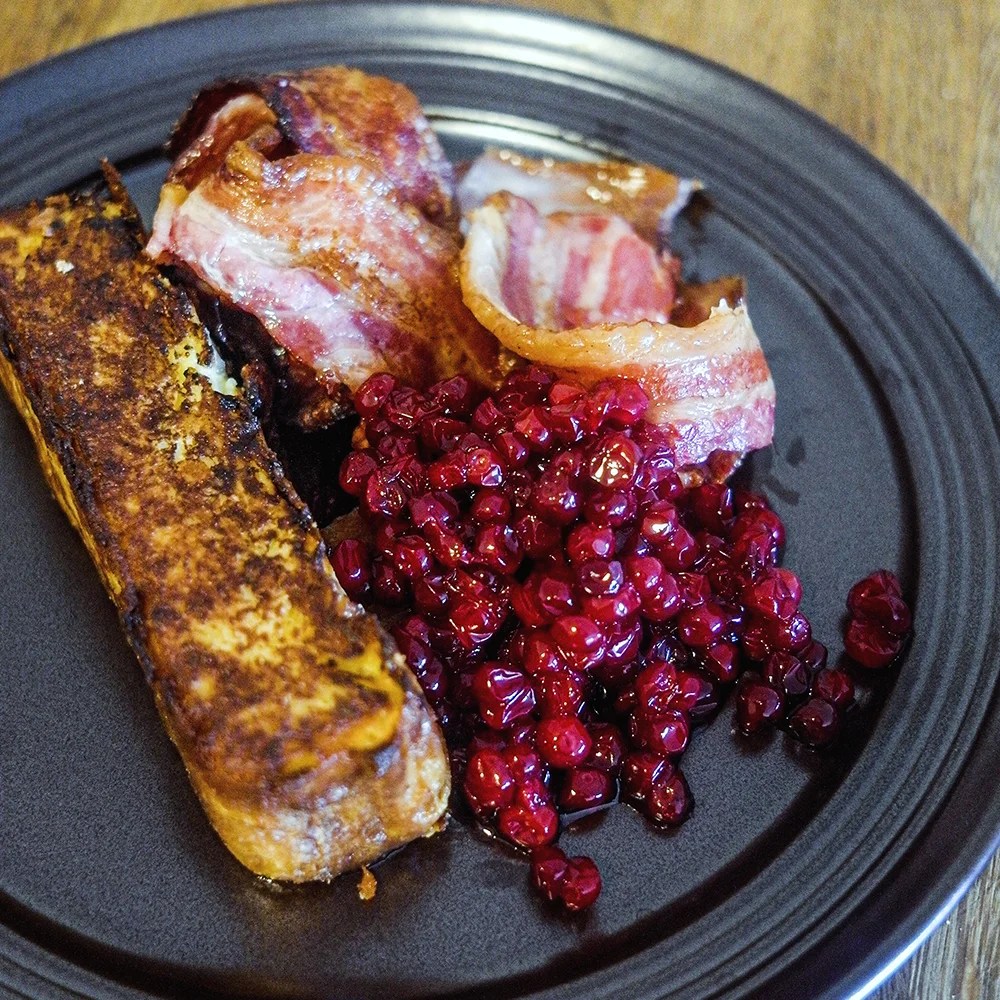 Potatiskaka med stekt fläsk och rårörda lingon by Tim Björkman