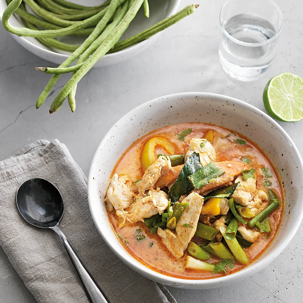 Röd thaicurry med långbönor, paprika och lime by Tareq Taylor