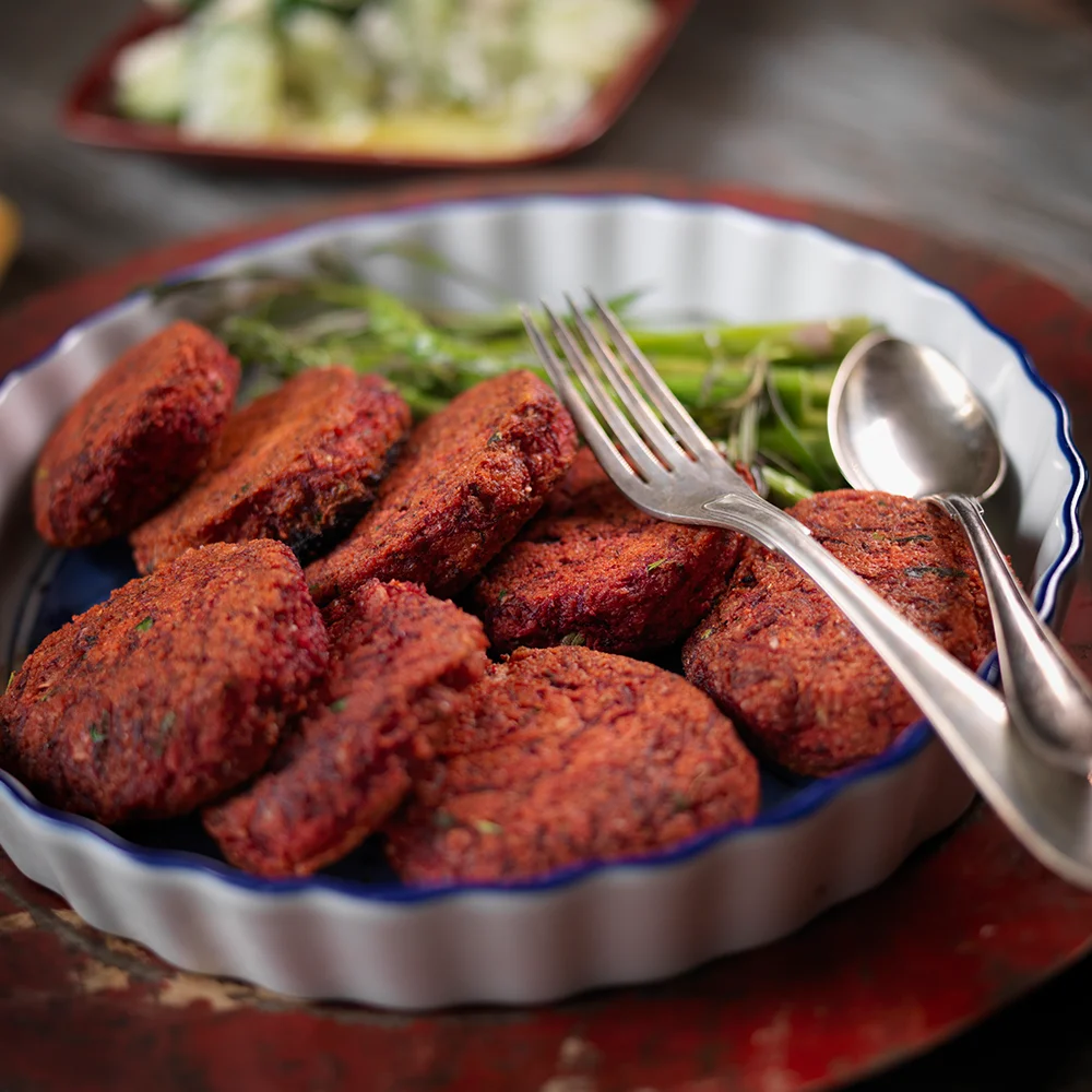 Rödbetsbiffar med Grillad Sparris och Feta- och Gurksallad by Tareq Taylor