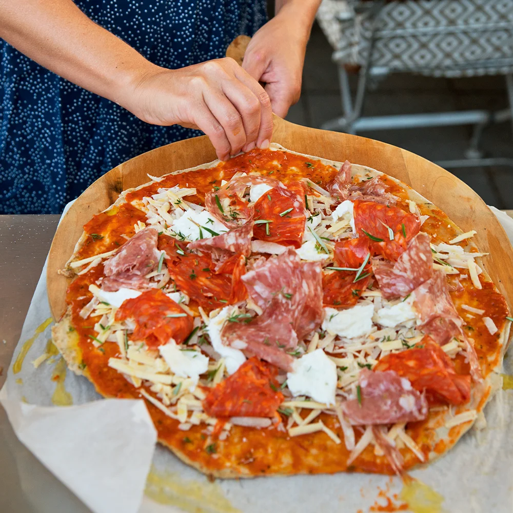 Fänkålspizza med Sibbes tomatsås, salami och mozzarella by Sebastian Mannerström