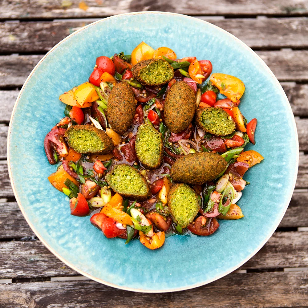 Falafel på gula ärter med tomatsallad
