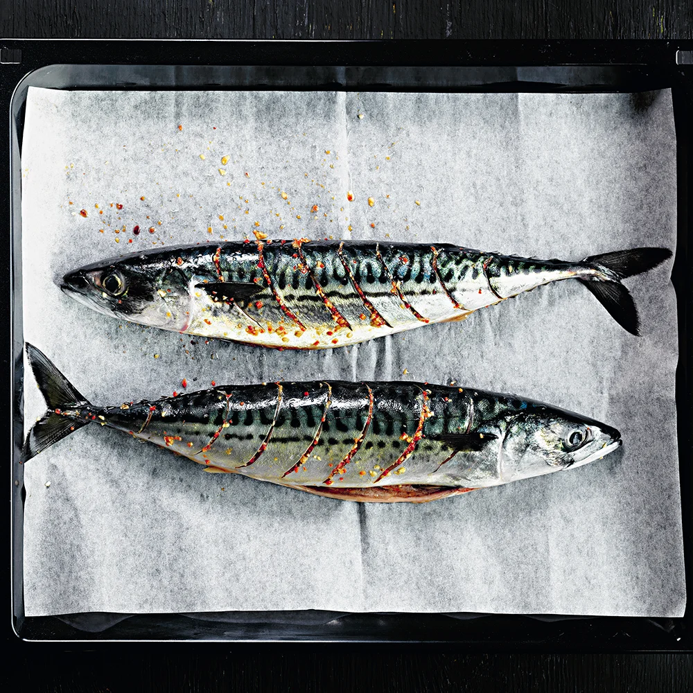 Hel makrill med currykryddade grönsaker by Tareq Taylor