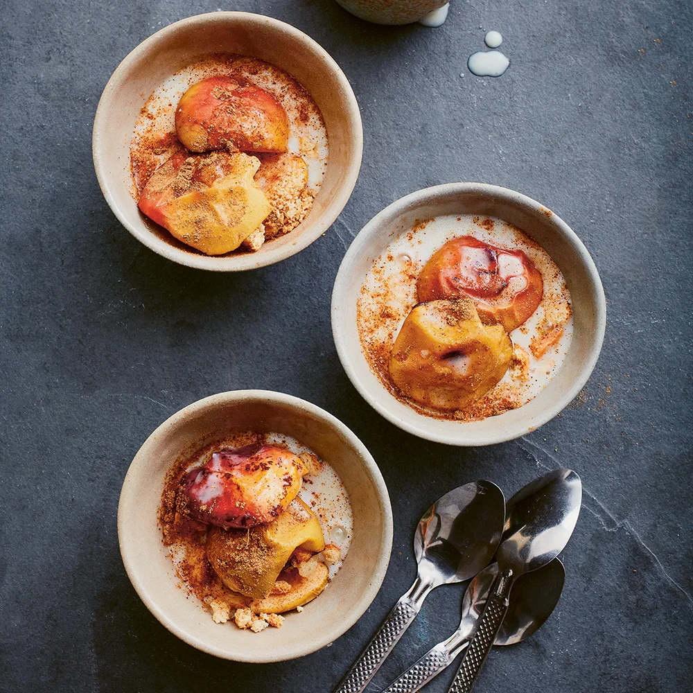 Kaneläpplen med biscottismul och vaniljsås by Tareq Taylor