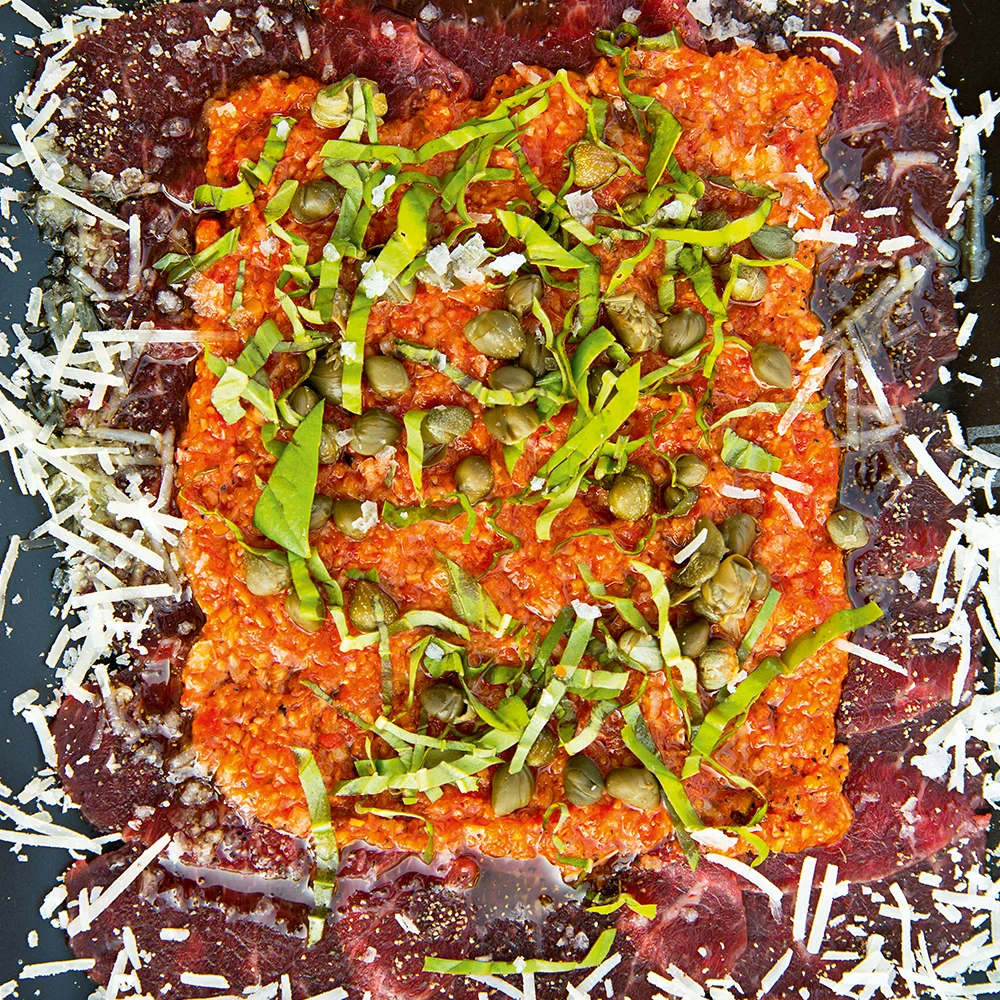Carpaccio på ryggbiff med pesto på grillade grönsaker by Sebastian Mannerström