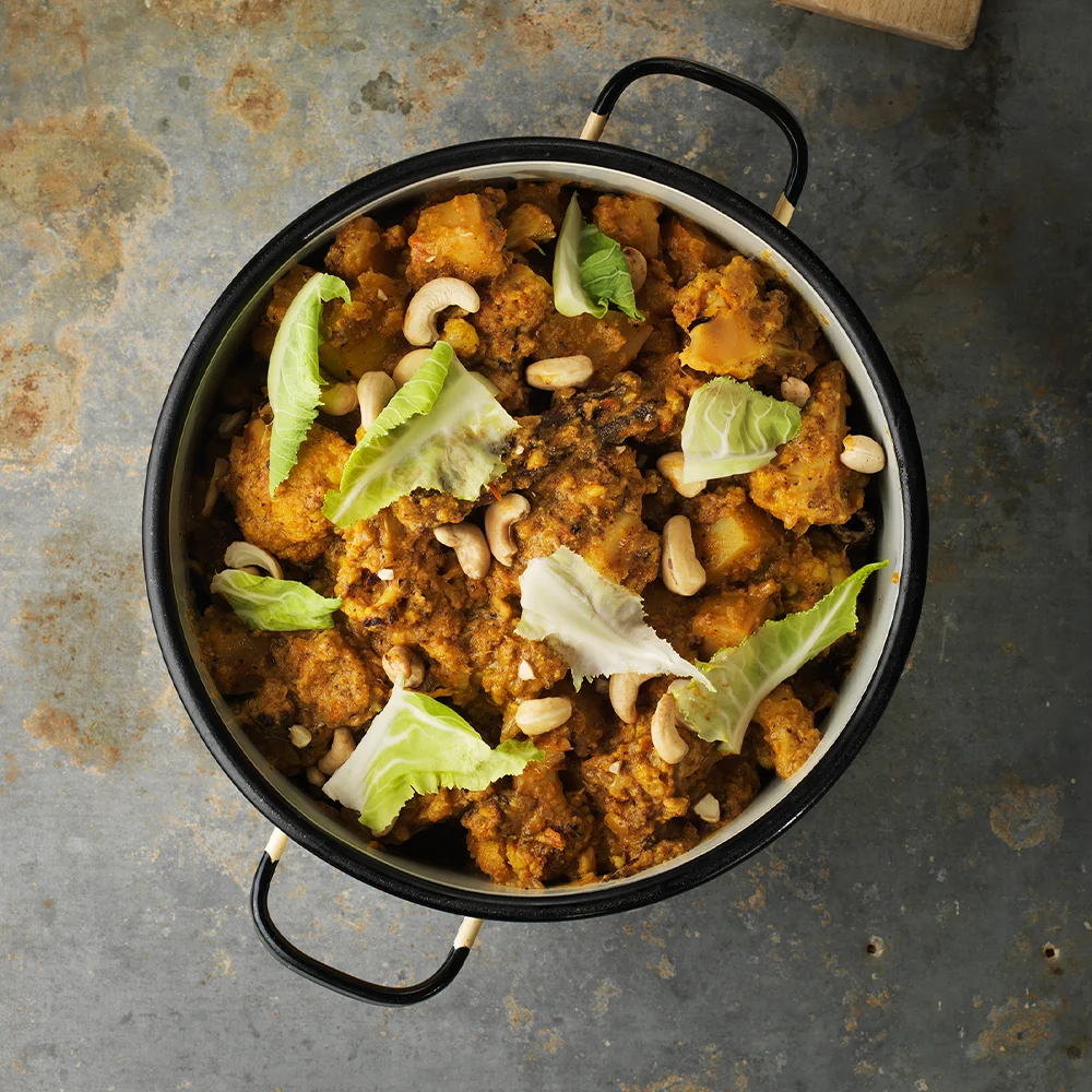 Blomkålscurry med gurksallad by Tareq Taylor