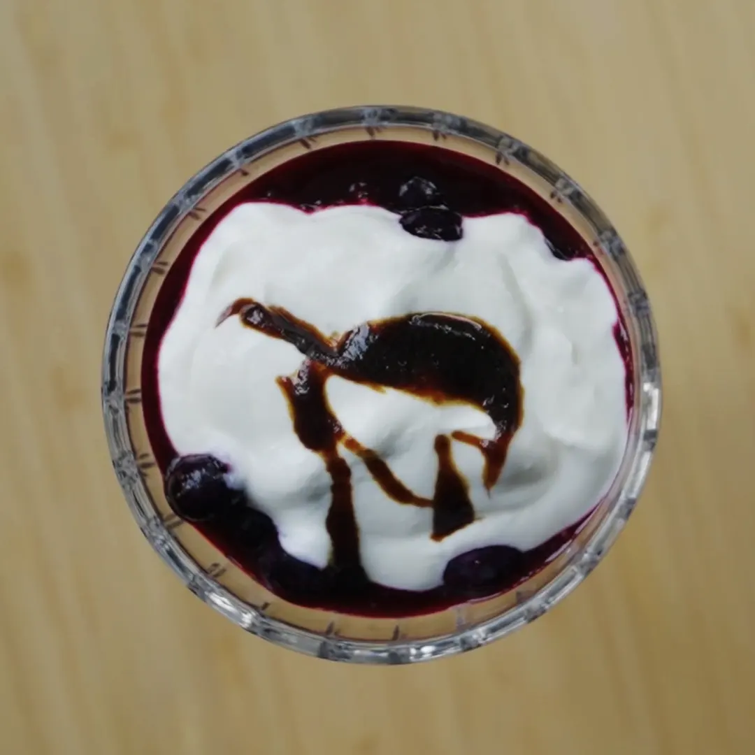 Blåbärskompott med grekisk yoghurt och granola crumble